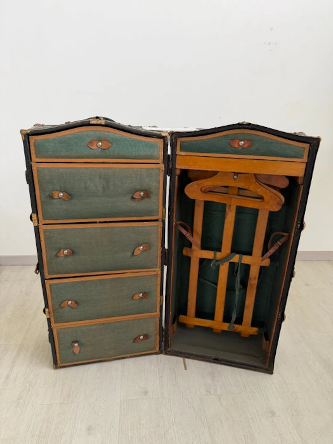 . - Travel trunk