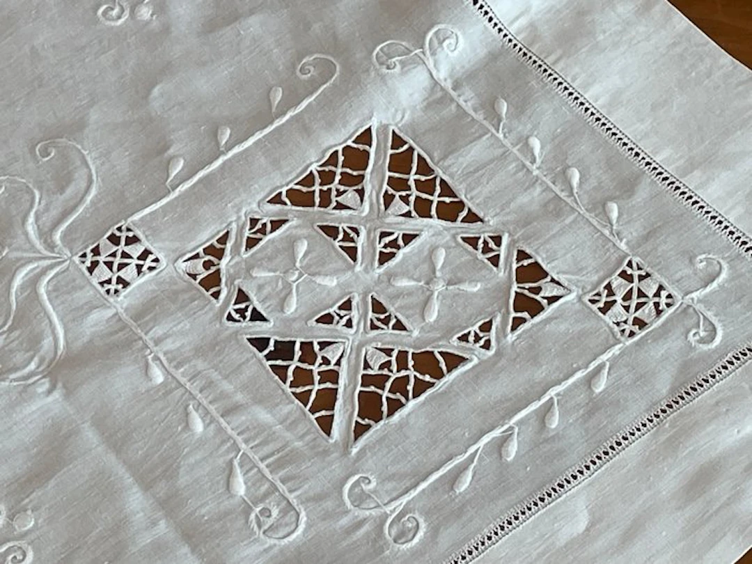 embroidery - Embroidery - 77 cm - 1.02 cm - Perforated machining
