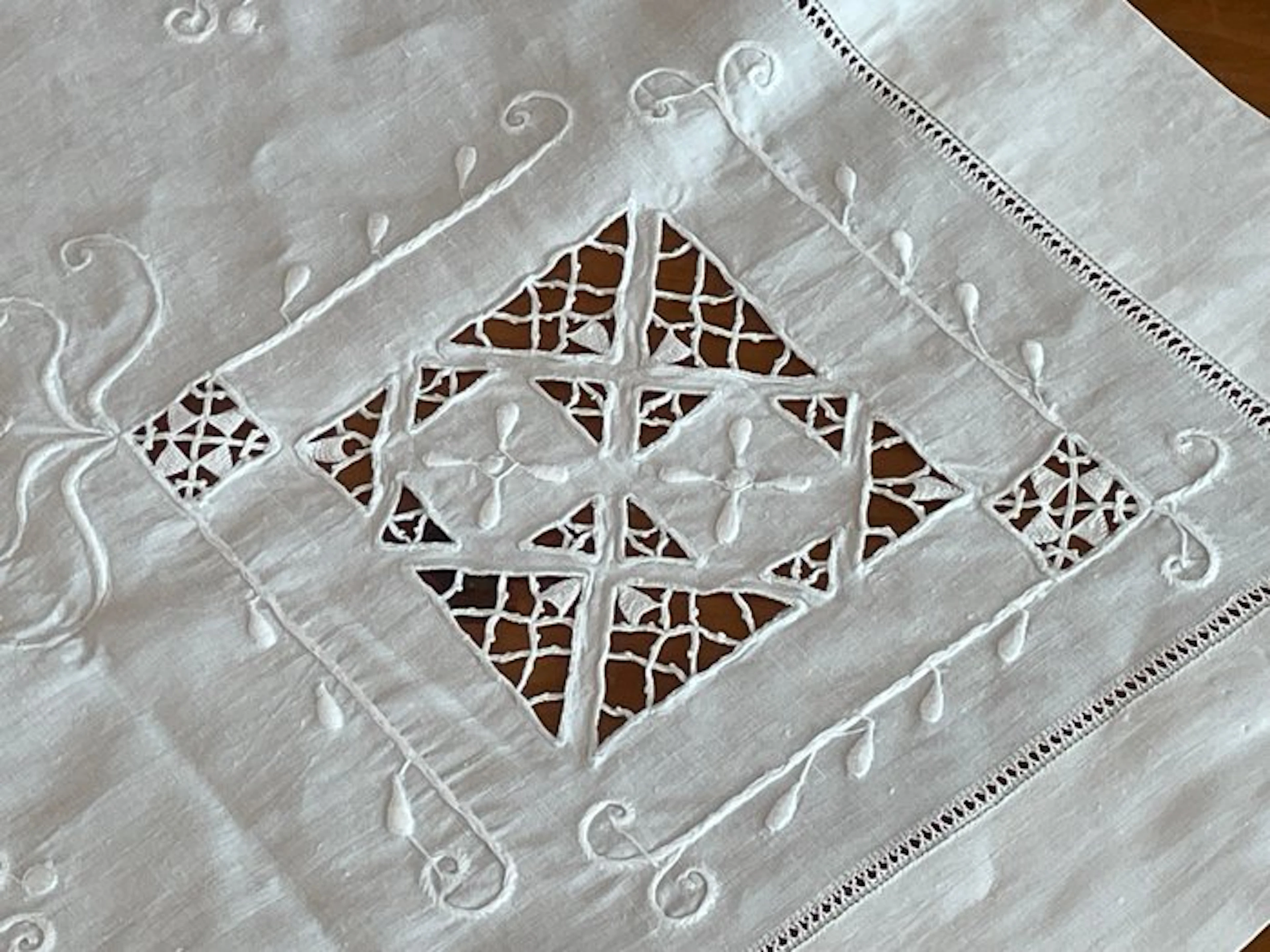 embroidery - Embroidery - 77 cm - 1.02 cm - Perforated machining