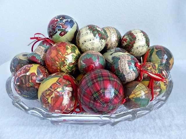 Christmas tree ornament (46) - Papier-mache - Balls, hearts, clocks