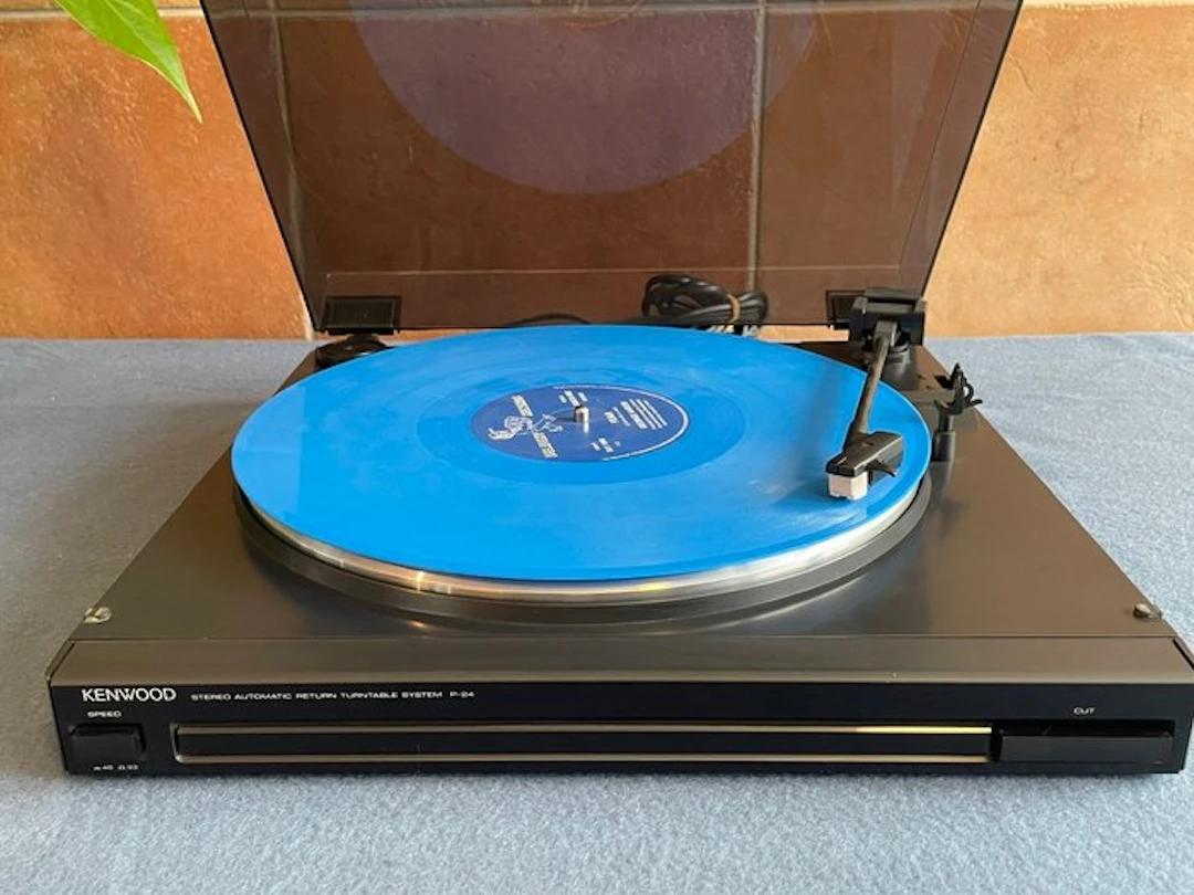 Kenwood - P-24 Auto-Return Turntable