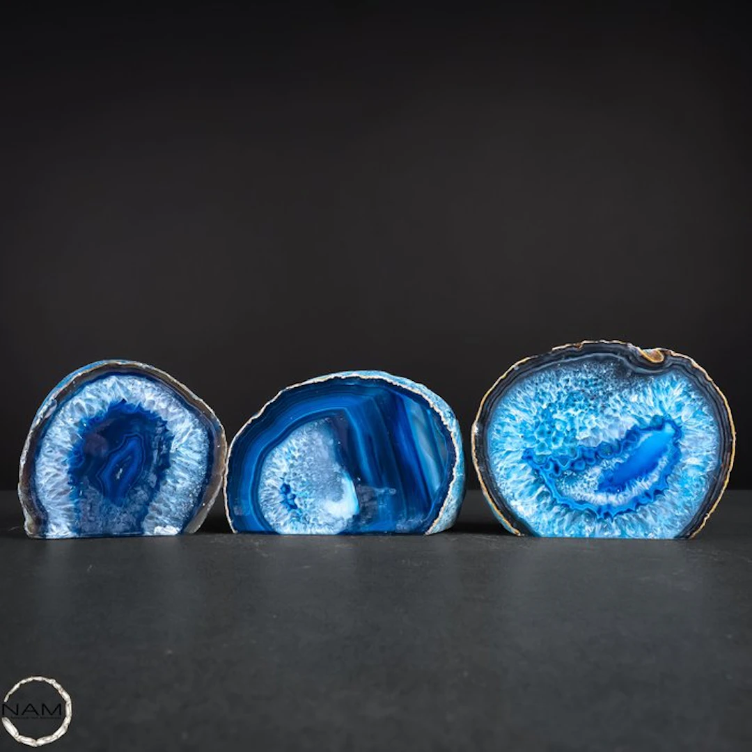 Treated agate slices in intense blue – Fascinating drusy...