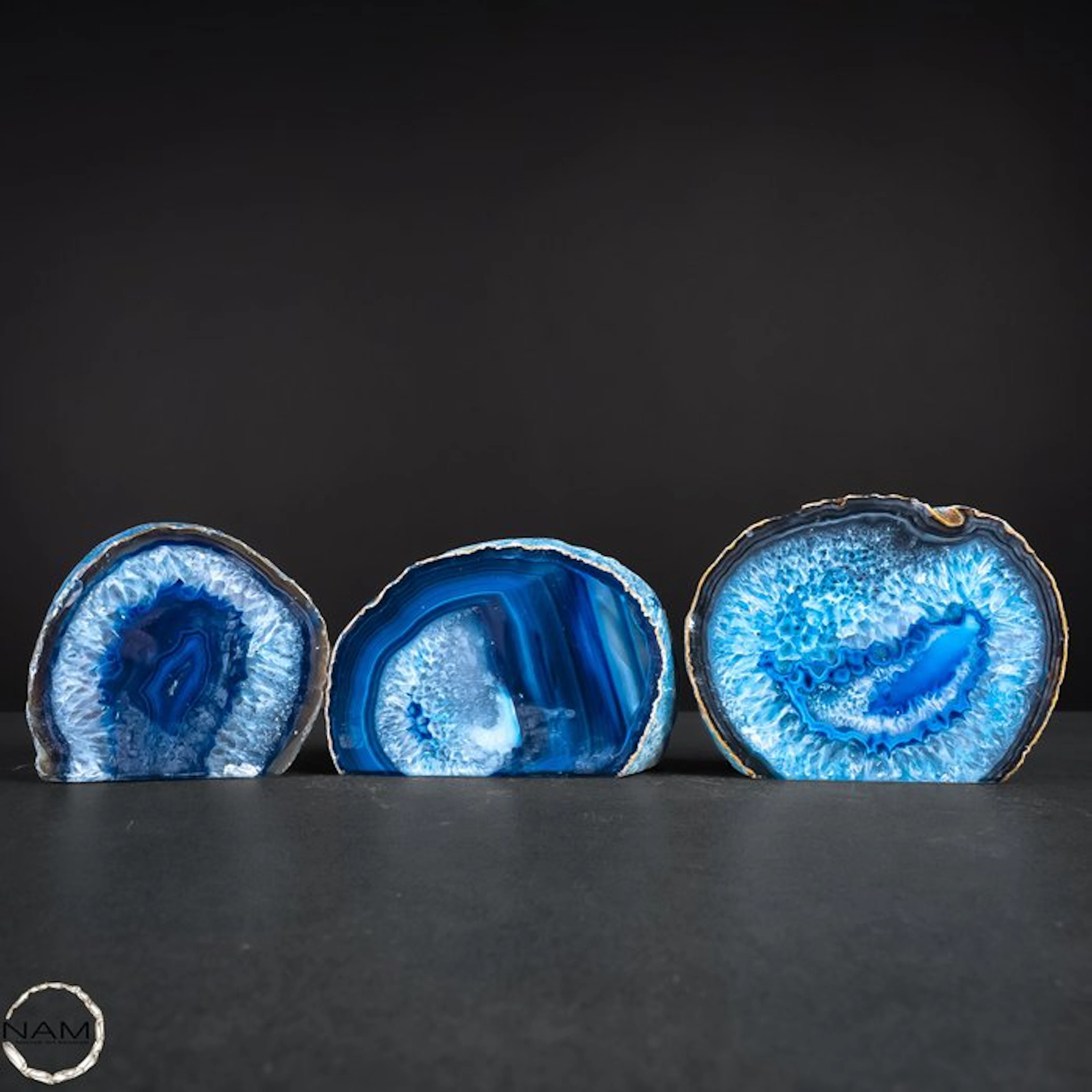 Treated agate slices in intense blue – Fascinating drusy...