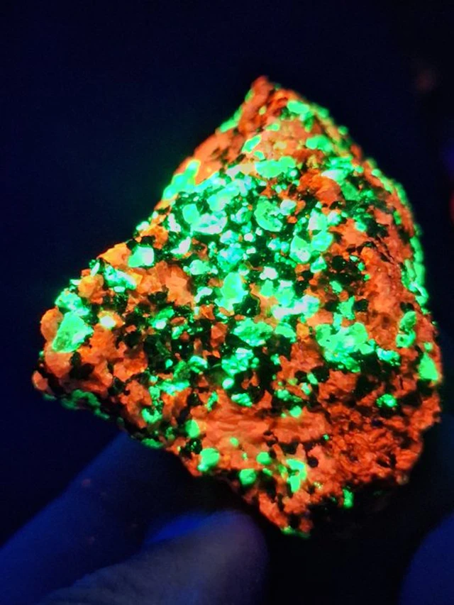 Rare willemite & calcite Fluorescent - Height: 6.5 cm - Width: 5 cm- 204 g