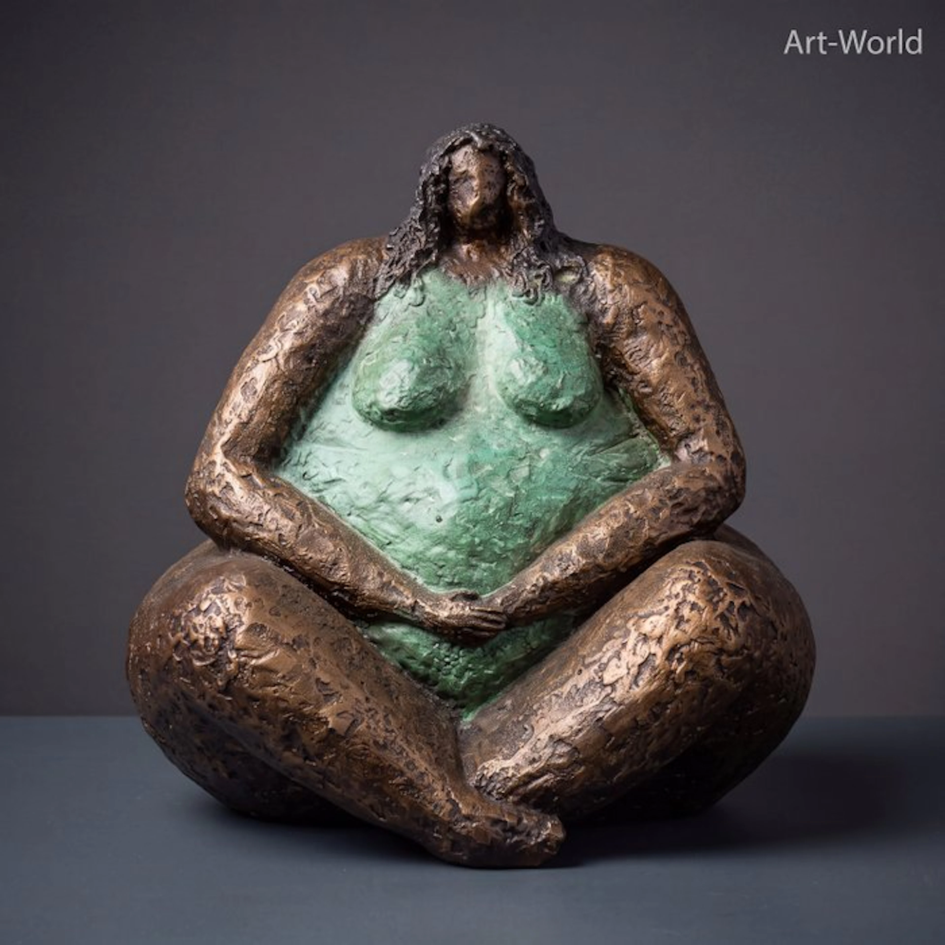 Statue, Exclusief bronzen sculptuur van een zittende vrouw - 30 cm - Bronze