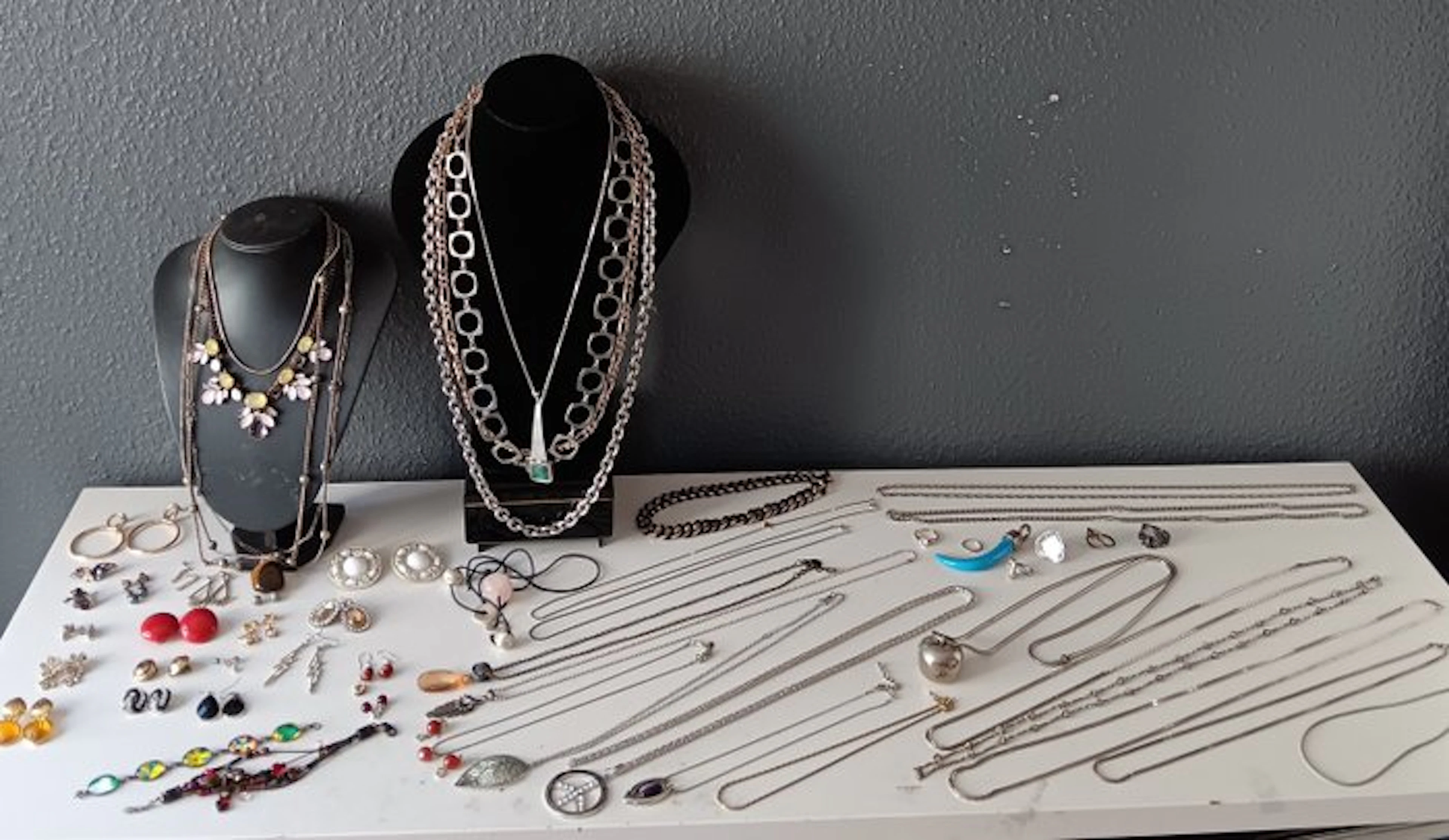 Themed collection - Various of Vintages Faschion Jewelries