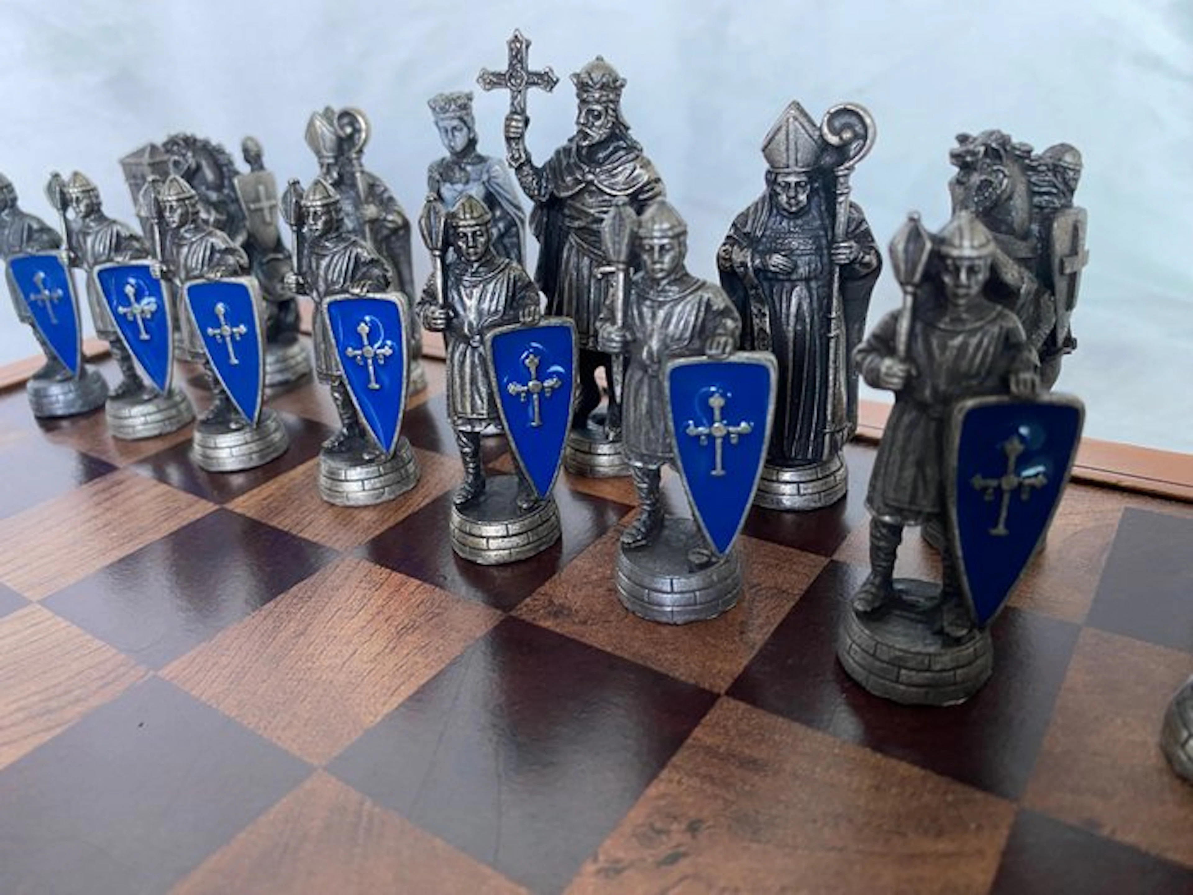 Chess set - Relief-carved wooden game board and bronze figures in relief