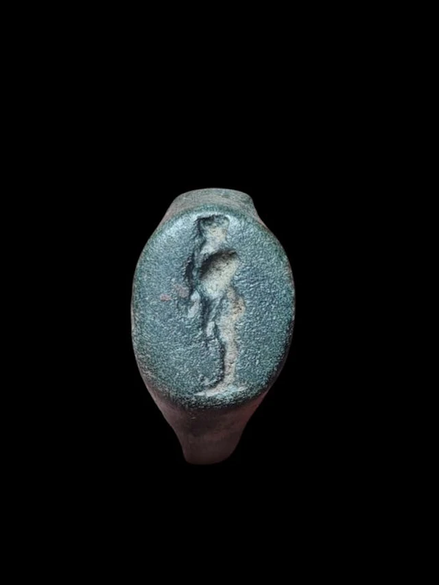 Ancient Roman Stunning & Rare Naked Man Seal Ring (No reserve price)