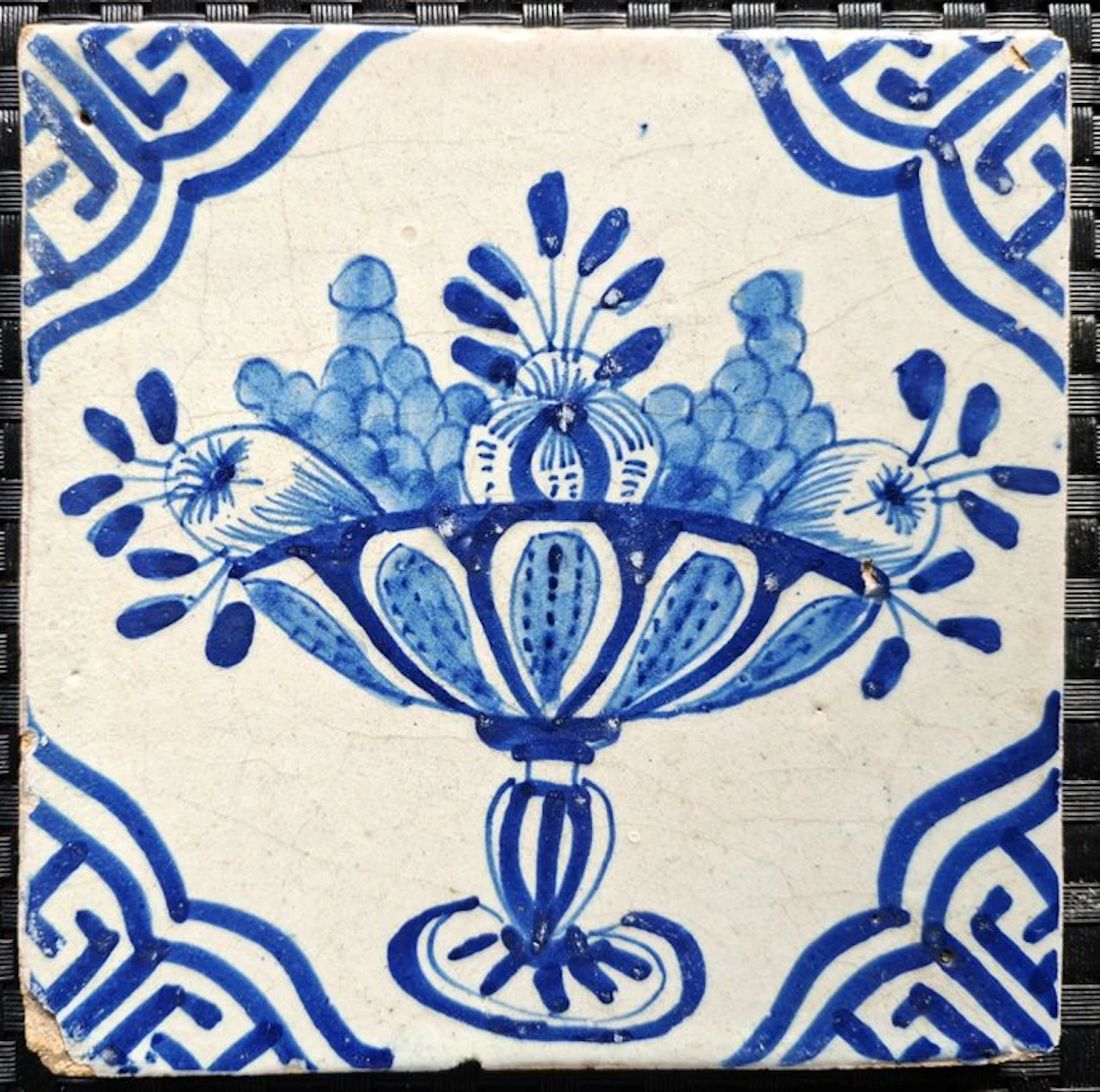 Tile - Antique tile with fruit bowl. - 1600-1650