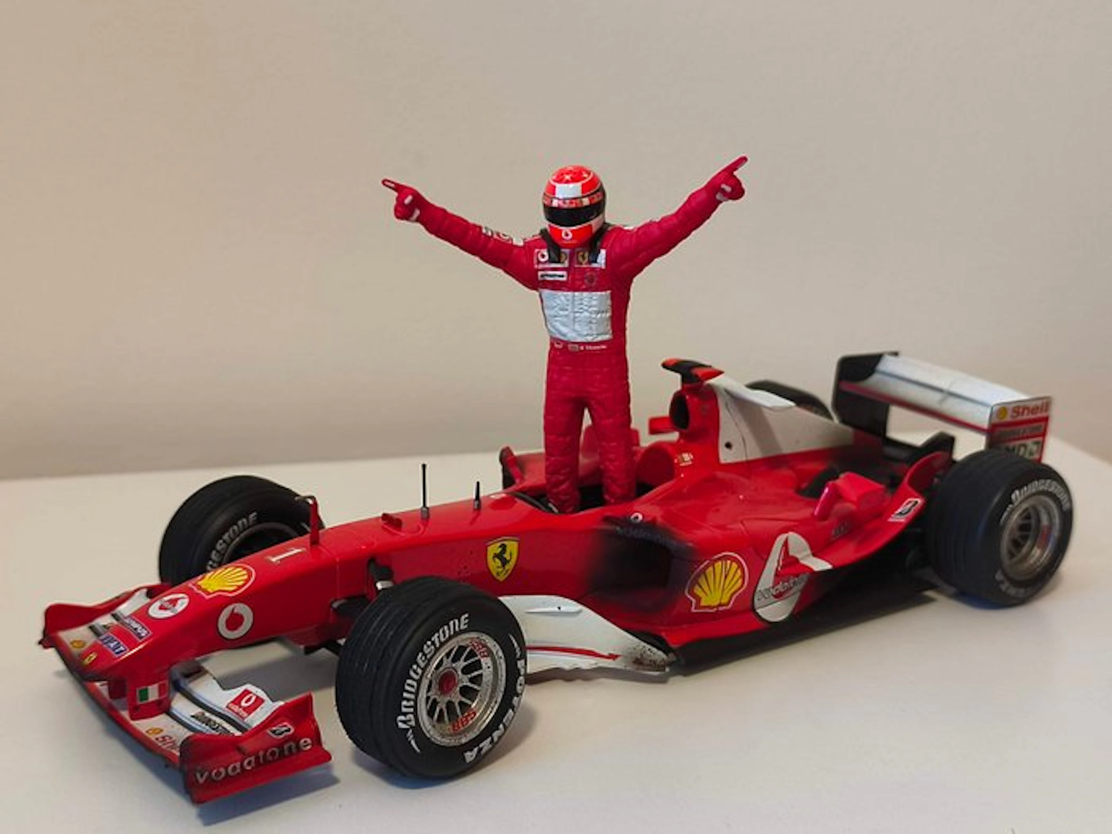 Hot Wheels 1:18 - Model car - Ferrari F2004