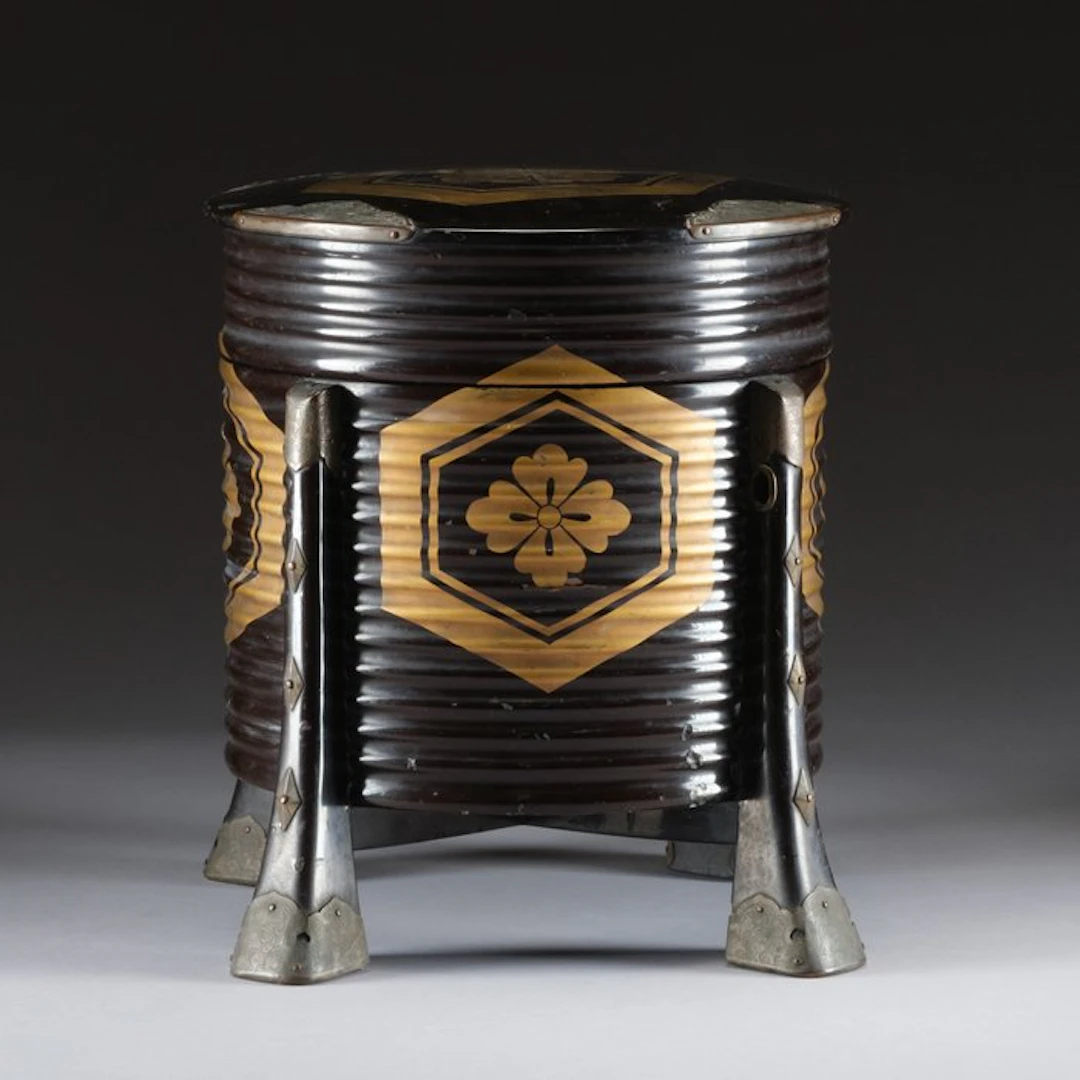 Portable food container - Lacquered wood