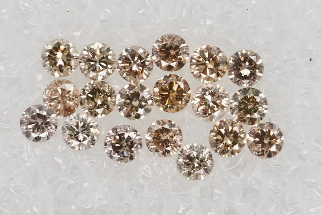 No reserve price - 19 pcs Diamond (Natural coloured)...
