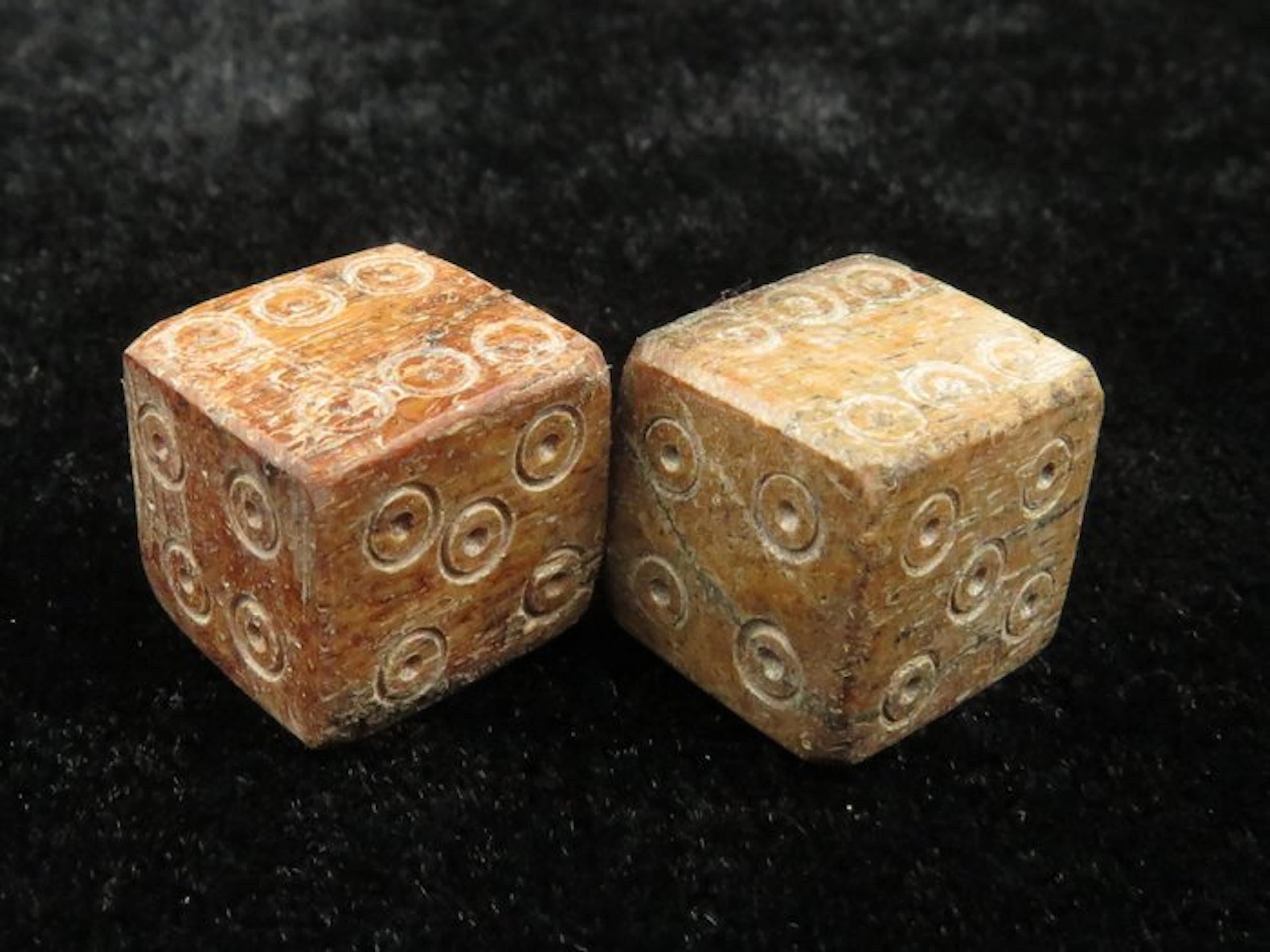 Ancient Roman Ox Bone Dice (2x) - 1.2 cm (No reserve price)
