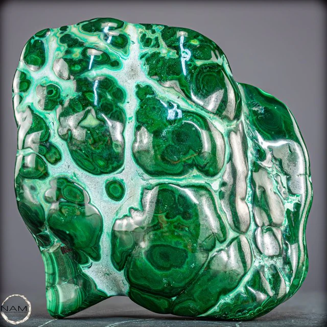 Natural malachite – polished freeform with deep banding and sculptural presence