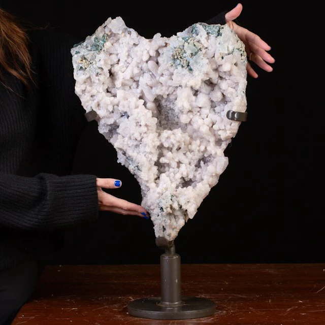 Detail of the Amethyst Flower slab on a rotating pedestal