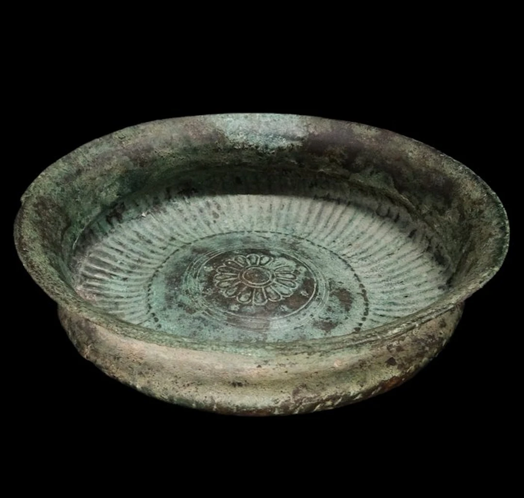 Achaemenid - Bronze phiale ornamented with a rosette - 5th / 3rd century BCE.