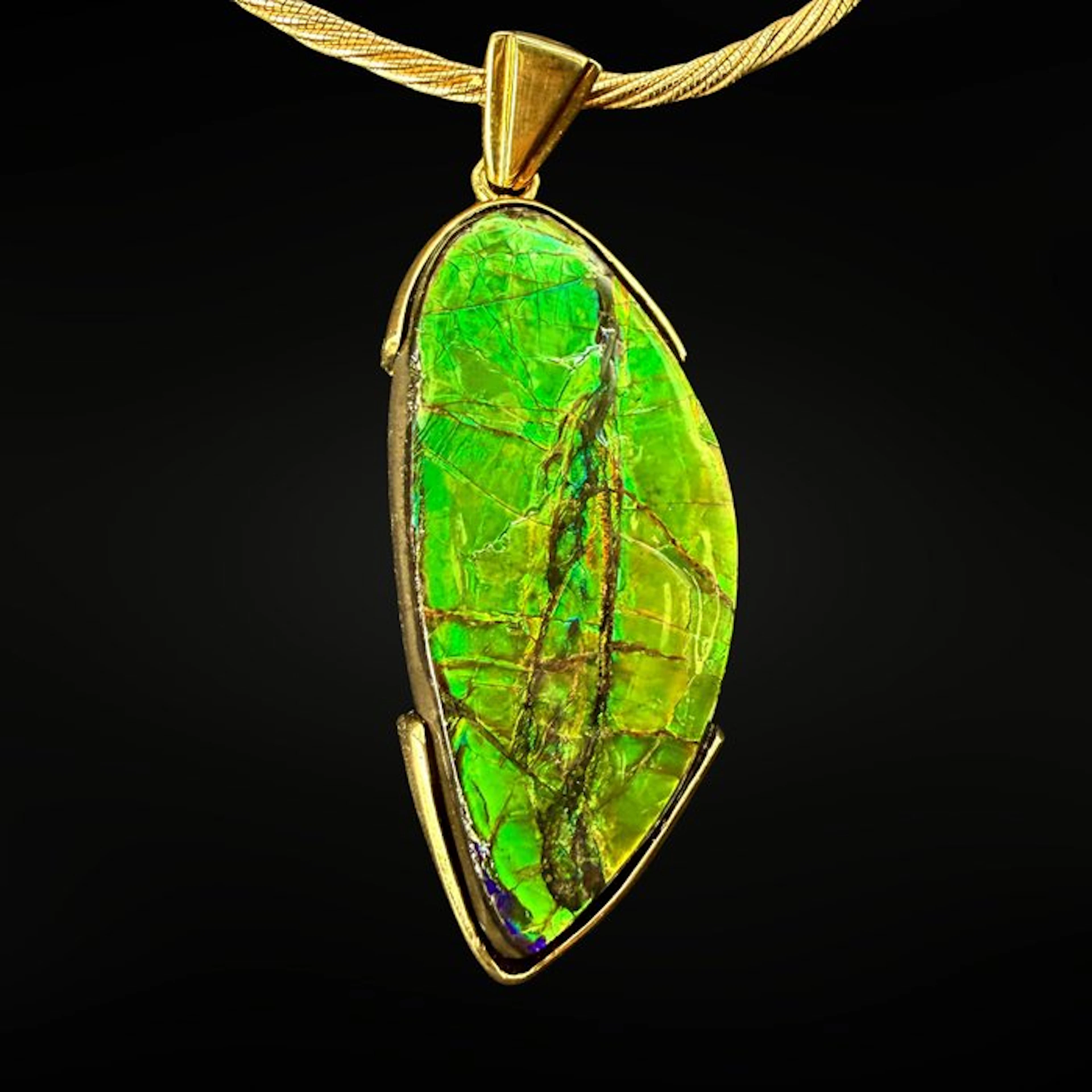 Exceptional Pendant in Ammolite and Gold