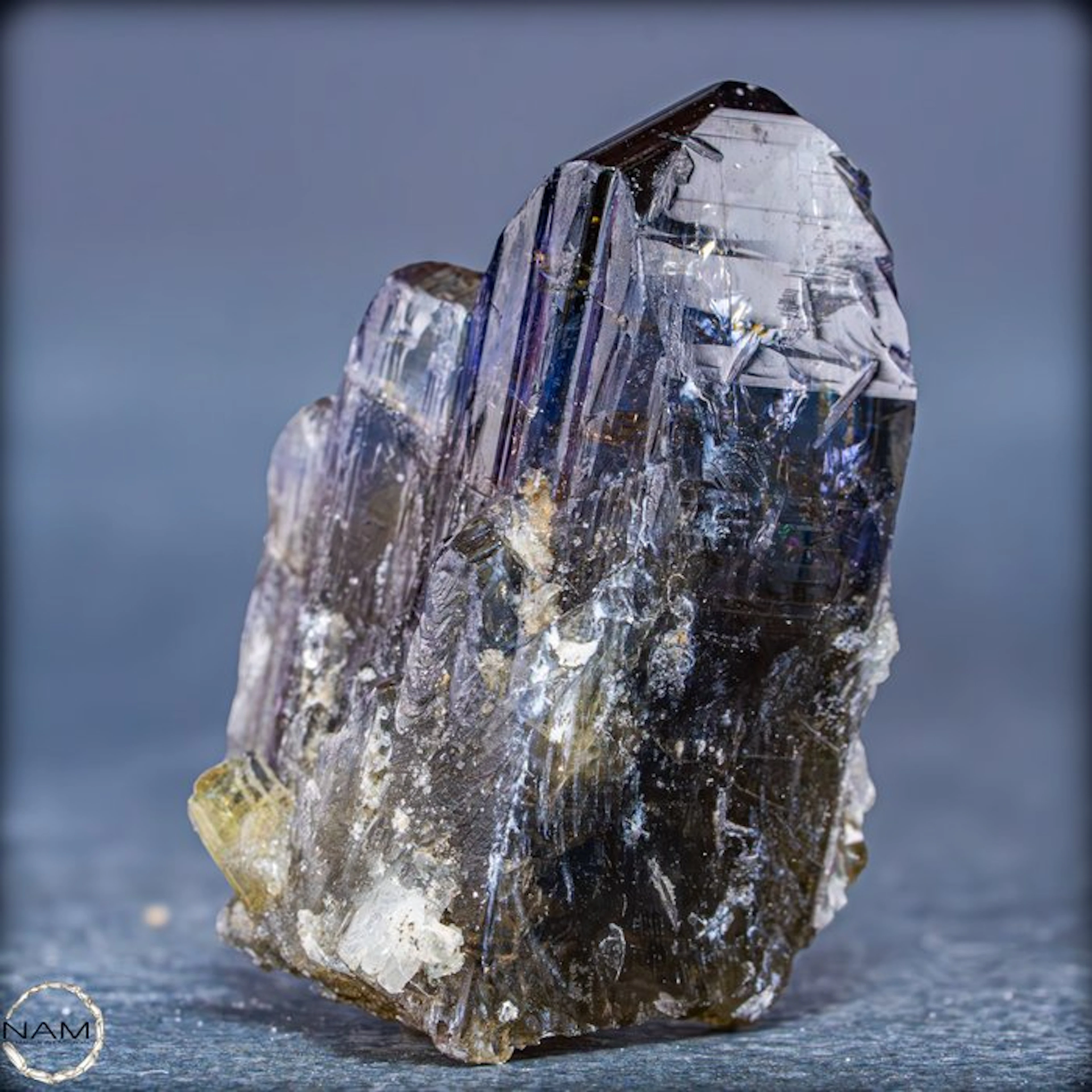 Natural Tanzanite rough crystal of exceptional top...