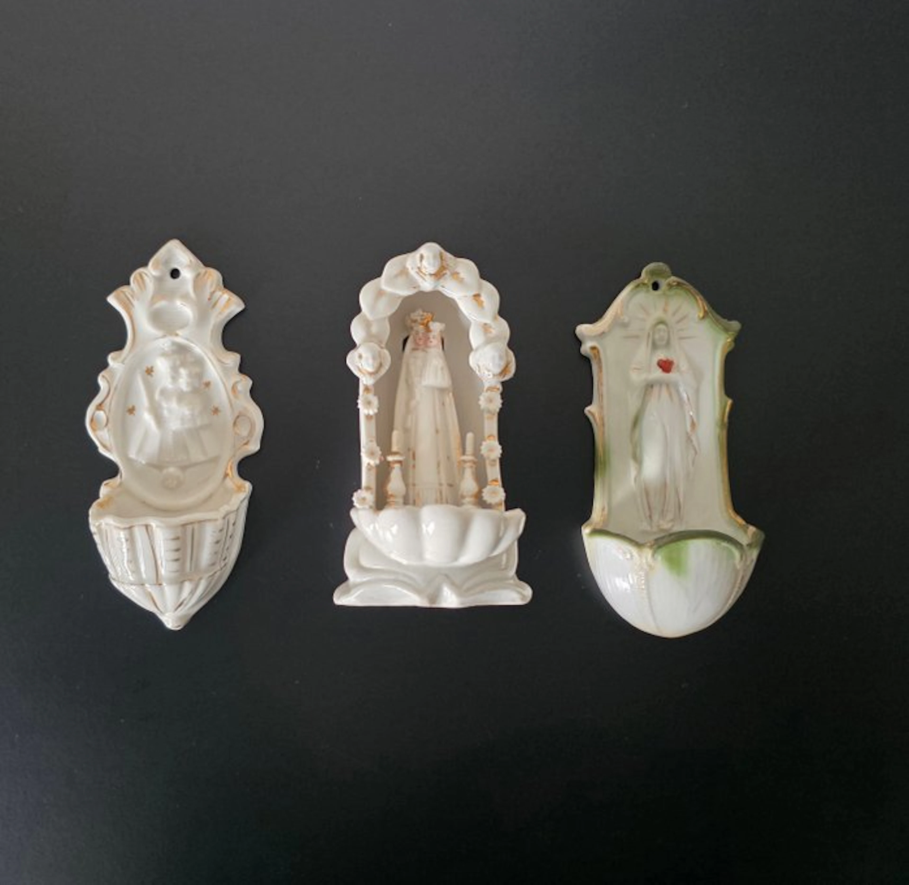 Holy water font (3) - Antiek gedetailleerde Wijwatervaten/bakjes - 3 stuks