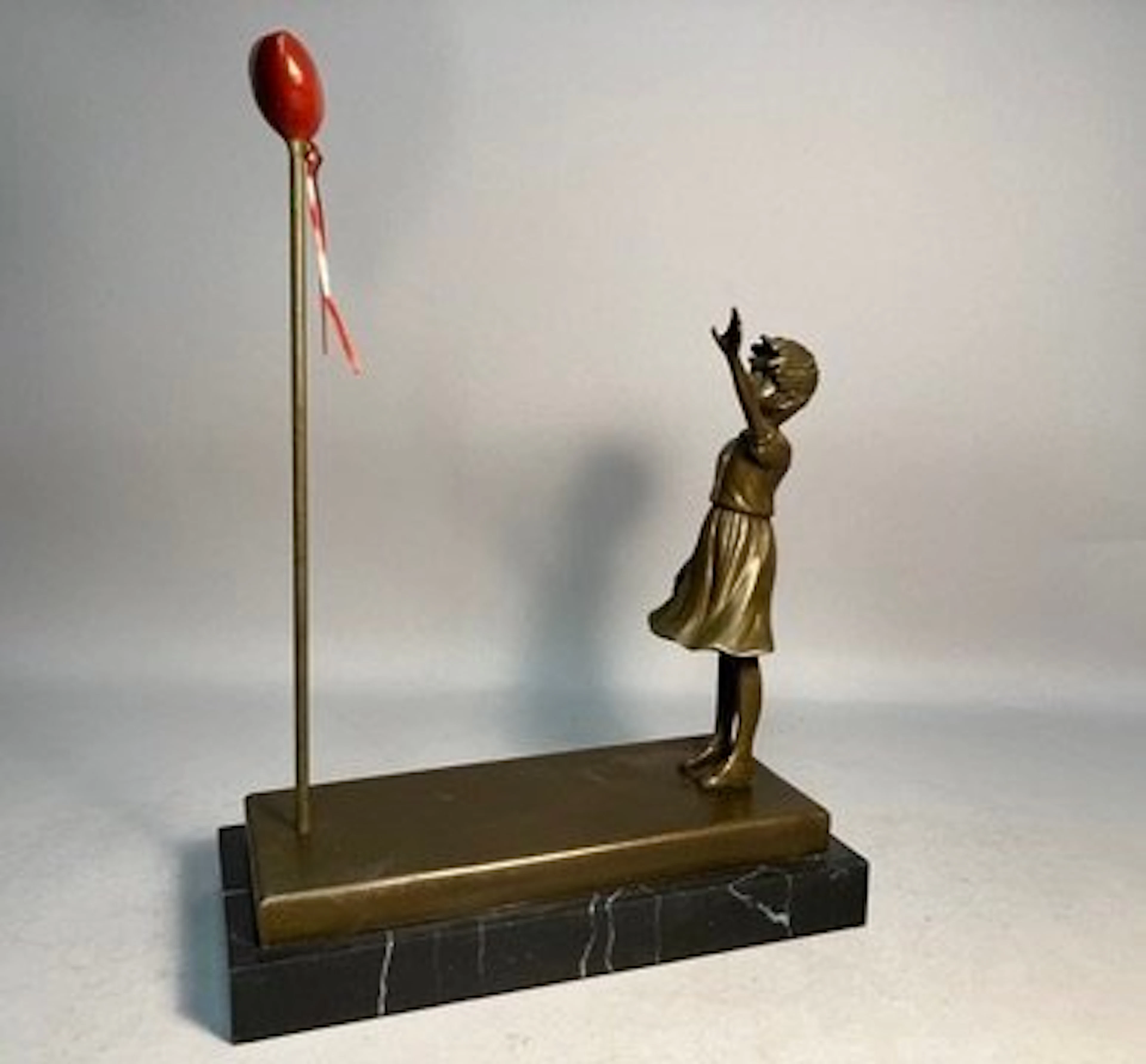 Sculpture, Girl with Balloon - naar Banksy - 39 cm - Bronze