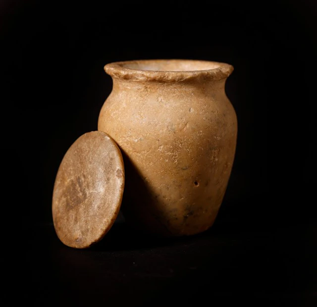 Ancient Egypt, alabaster, calcite vase with lid and professional report. - 7 cm