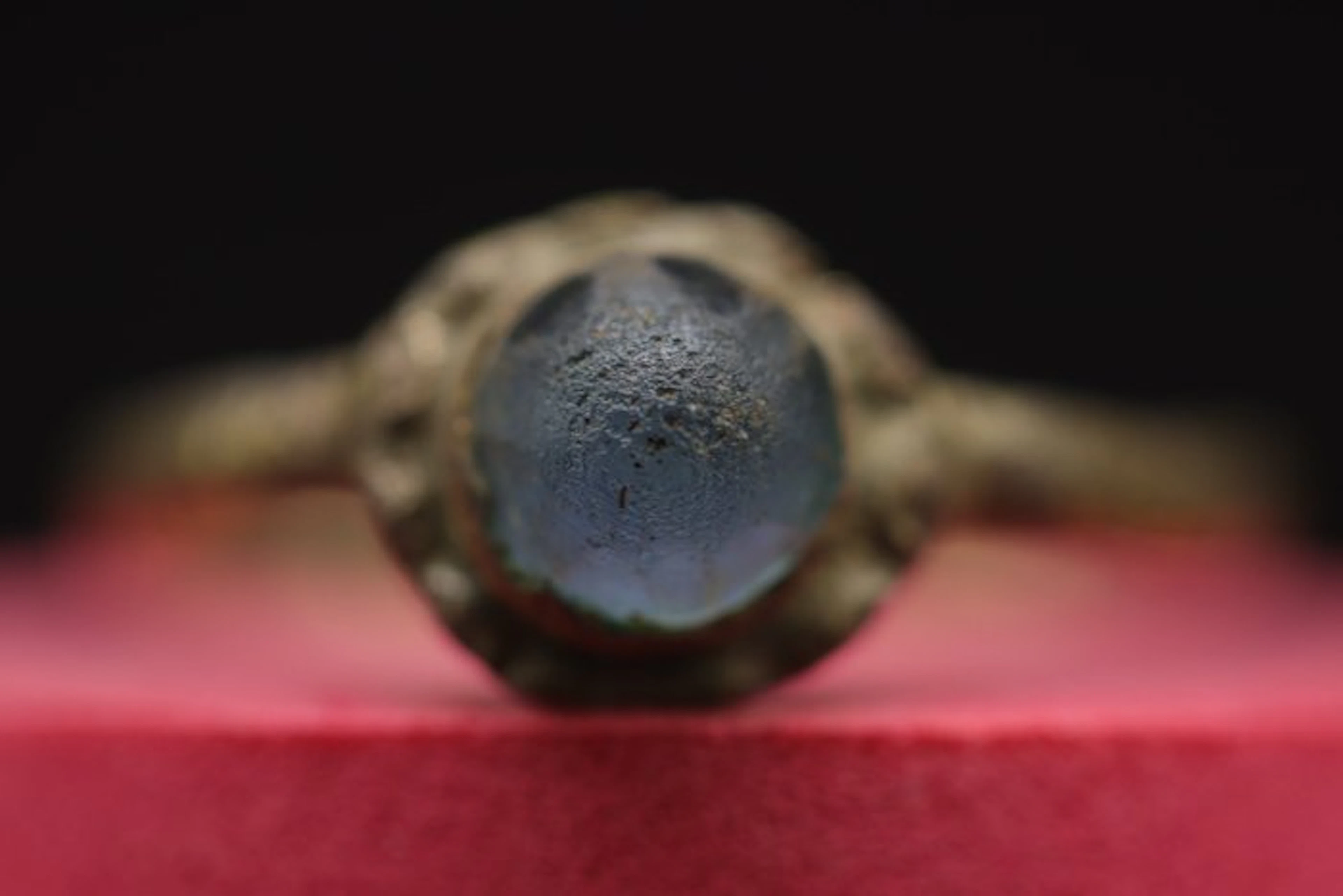 Medieval (Gothic) - Blue Stone Decorated Bronze Ring - 2.7 cm (No