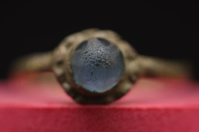 Medieval (Gothic) - Blue Stone Decorated Bronze Ring - 2.7 cm (No