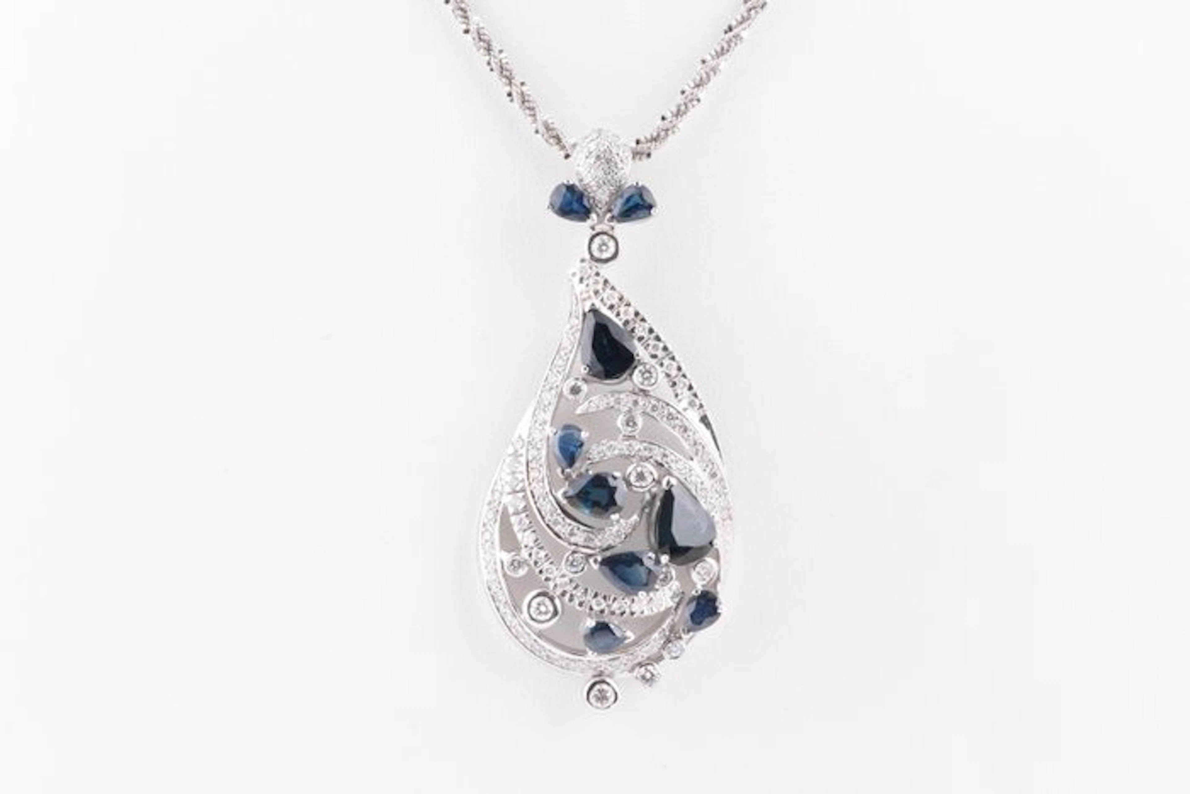 Pendant - 18 kt. White gold - 9.70ct. tw. Sapphire - Diamond