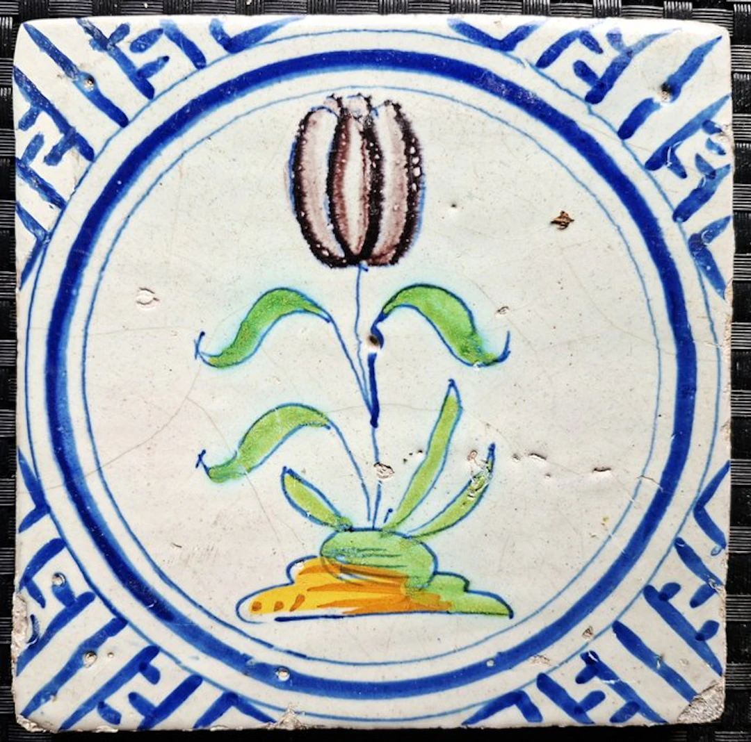 Tile - Antique tile with tulip. - 1600-1650