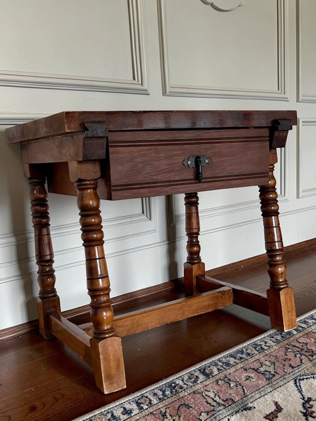 Table ambulante - Walnut - Renaissance style, 1930