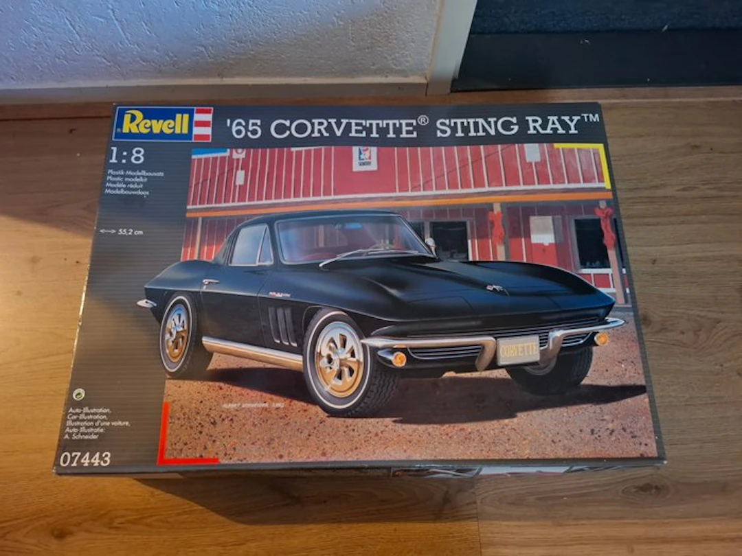 Revell 1:8 - Model car - '65 Corvette Sting Ray