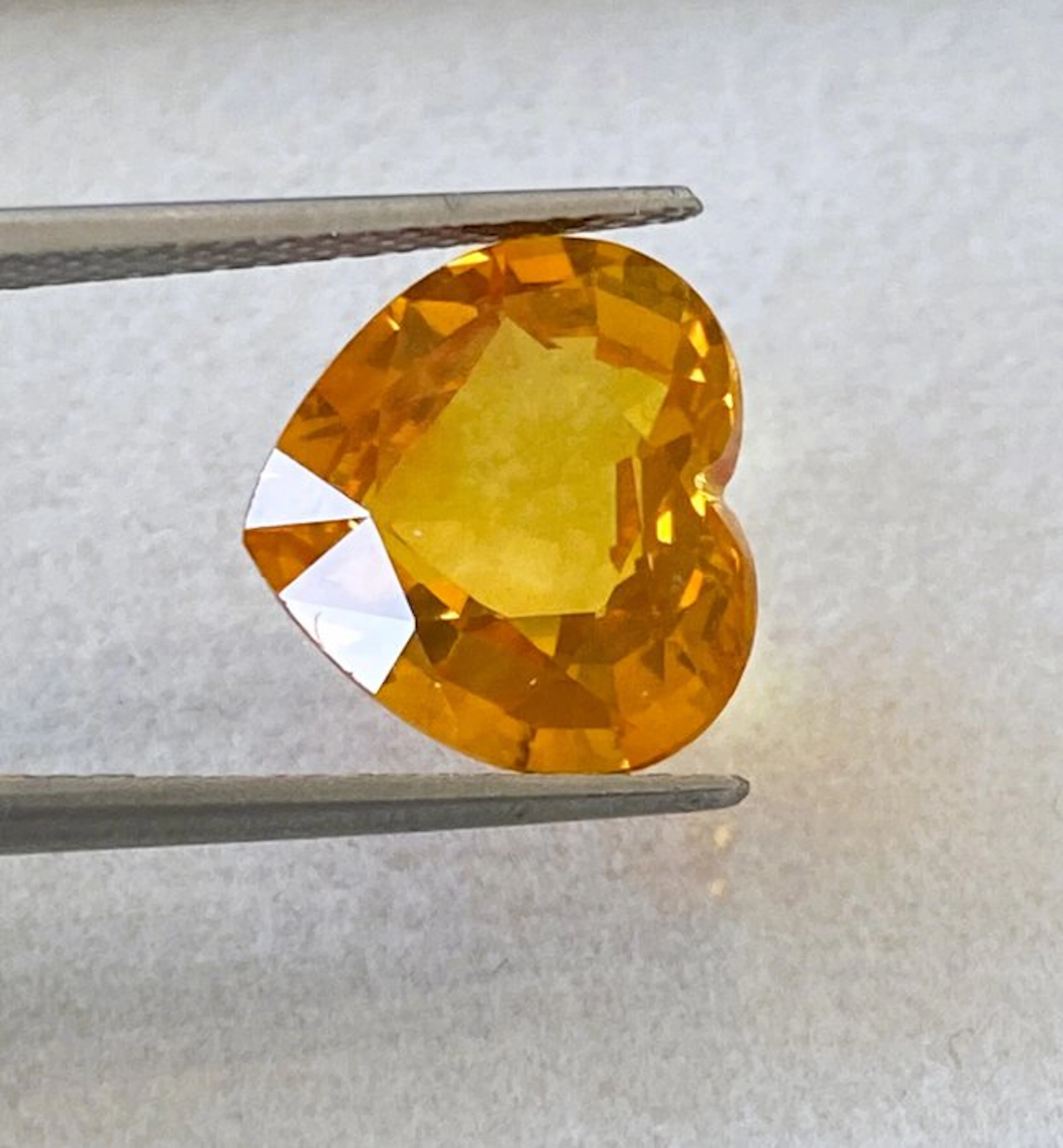 1 pcs Yellow Sapphire - 5.17 ct - Antwerp Laboratory for Gemstone
