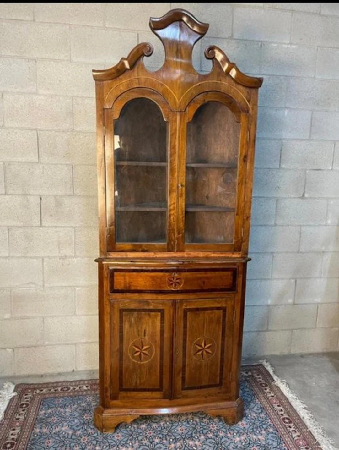Corner cabinet - Wood - It is divided in half.