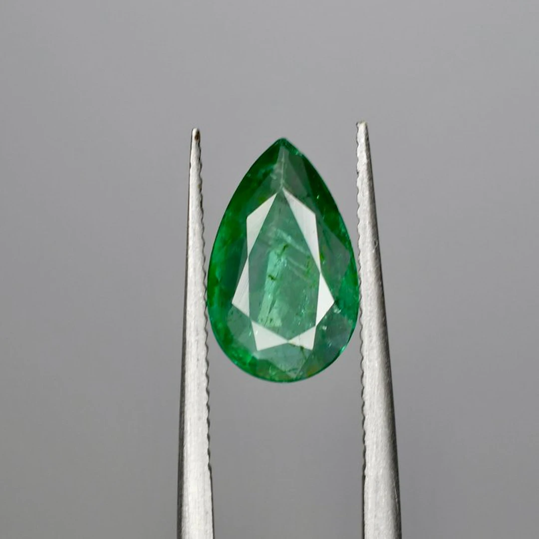 No reserve price Green Emerald - 1.32 ct - International...