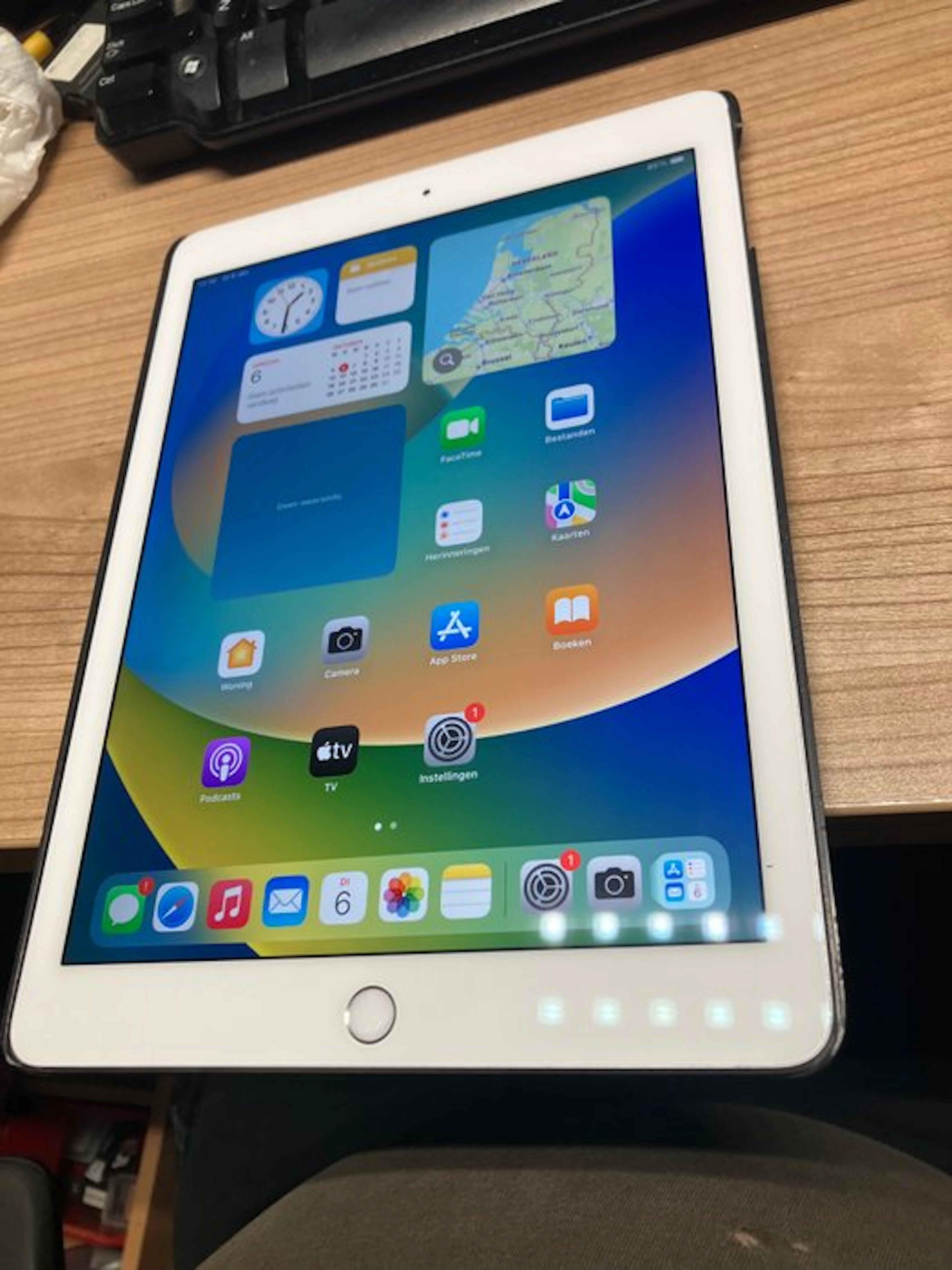 Apple iPad Pro (9.7 inch) A1673 ,256MB !!!! very large memory - Laptop (1)