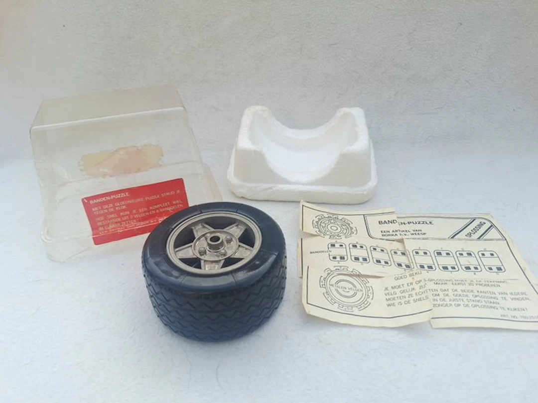 Borka , Weesp - Lamp - car tire - Metal , plastic - Tires - puzzle