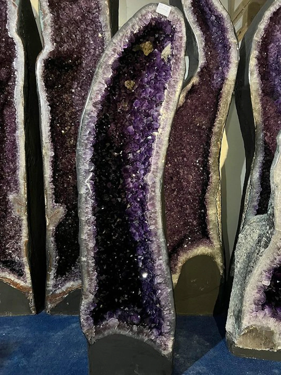 Amethyst Geode - Height: 109 cm - Width: 25 cm- 90 kg - (1)