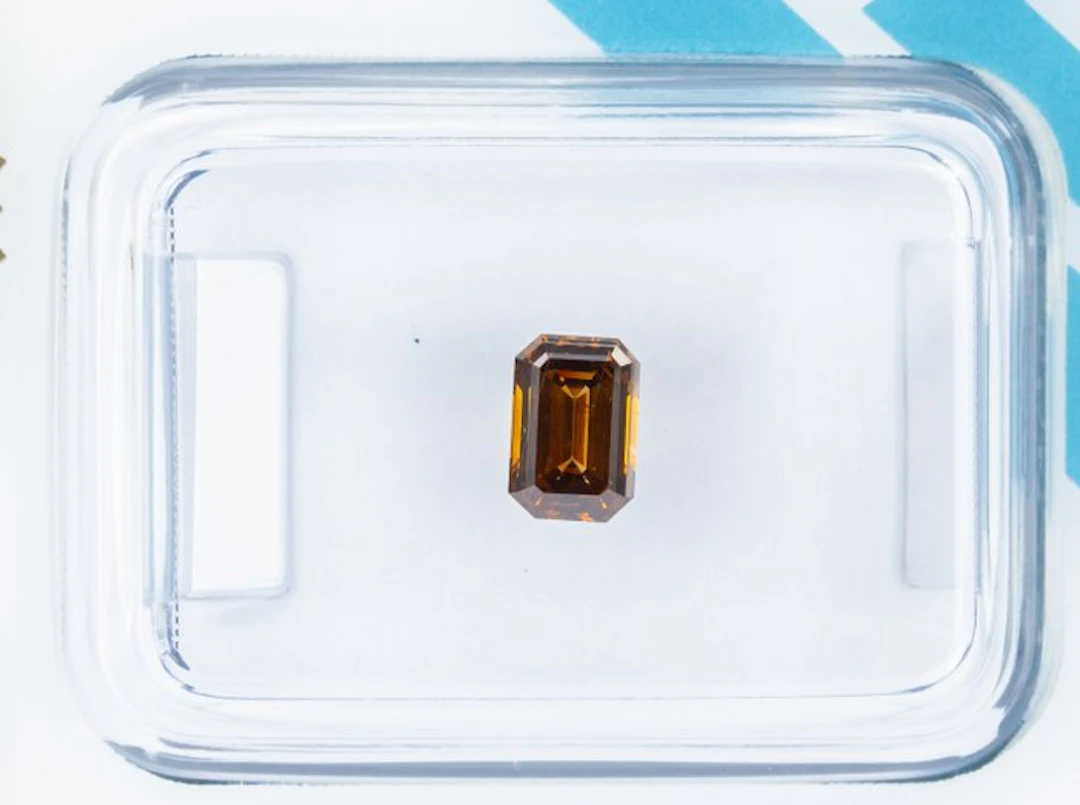 No reserve price - 1 pcs Diamond (Natural coloured)...