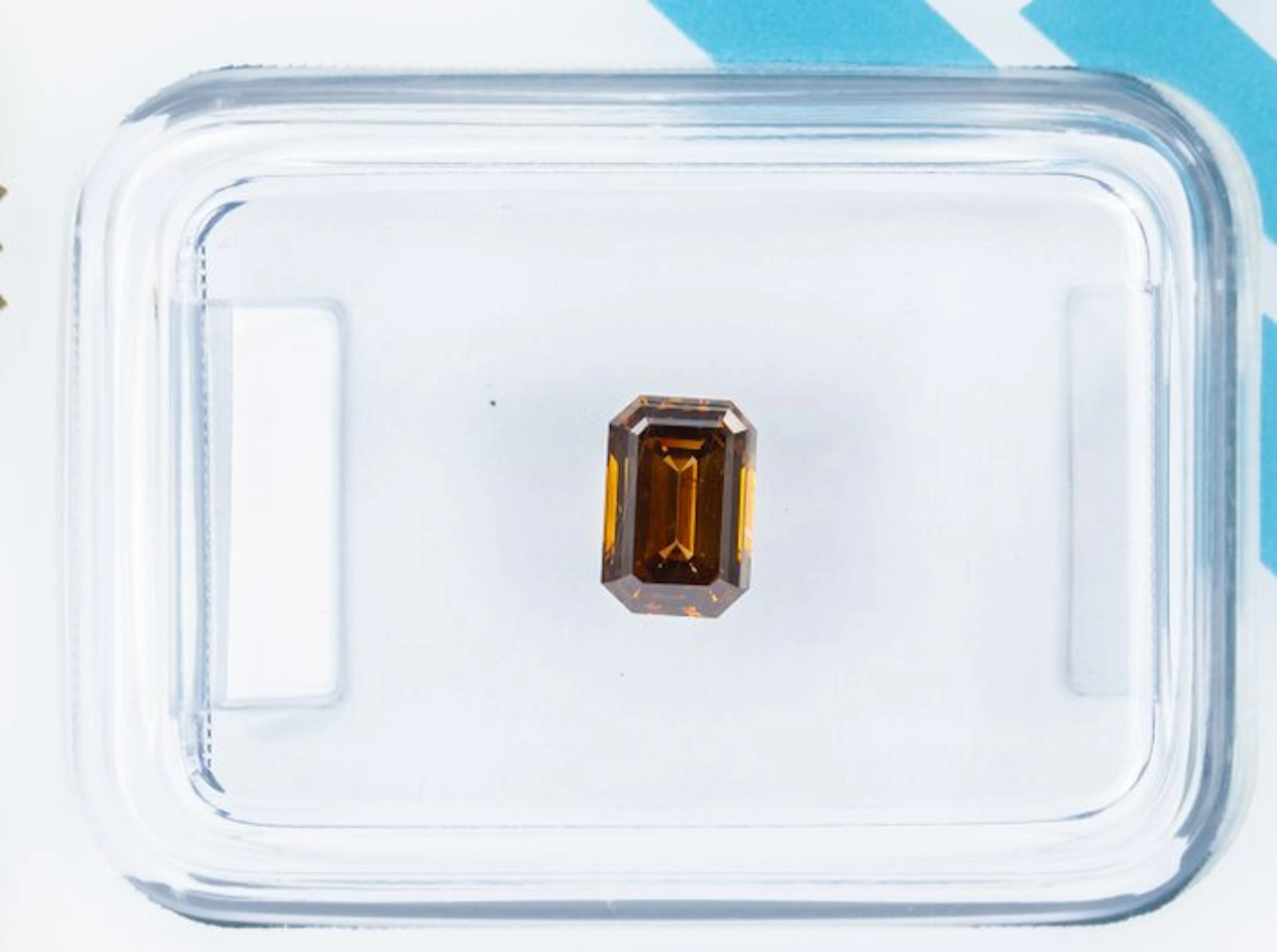 No reserve price - 1 pcs Diamond (Natural coloured)...