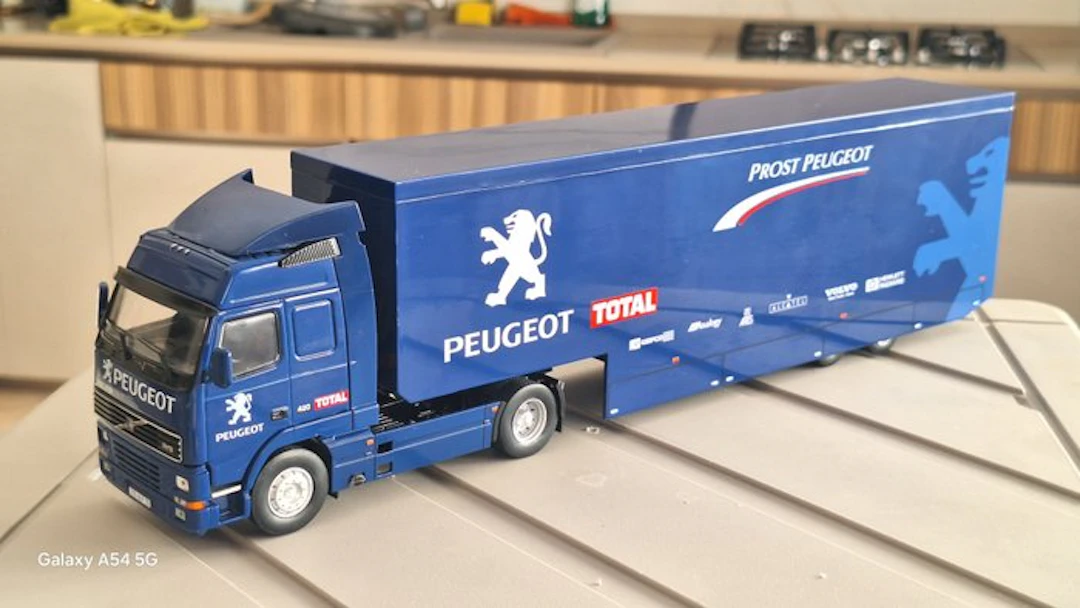 Hachette 1:43 - Model truck - Volvo Fh12 - Team Transport racing Peugeot