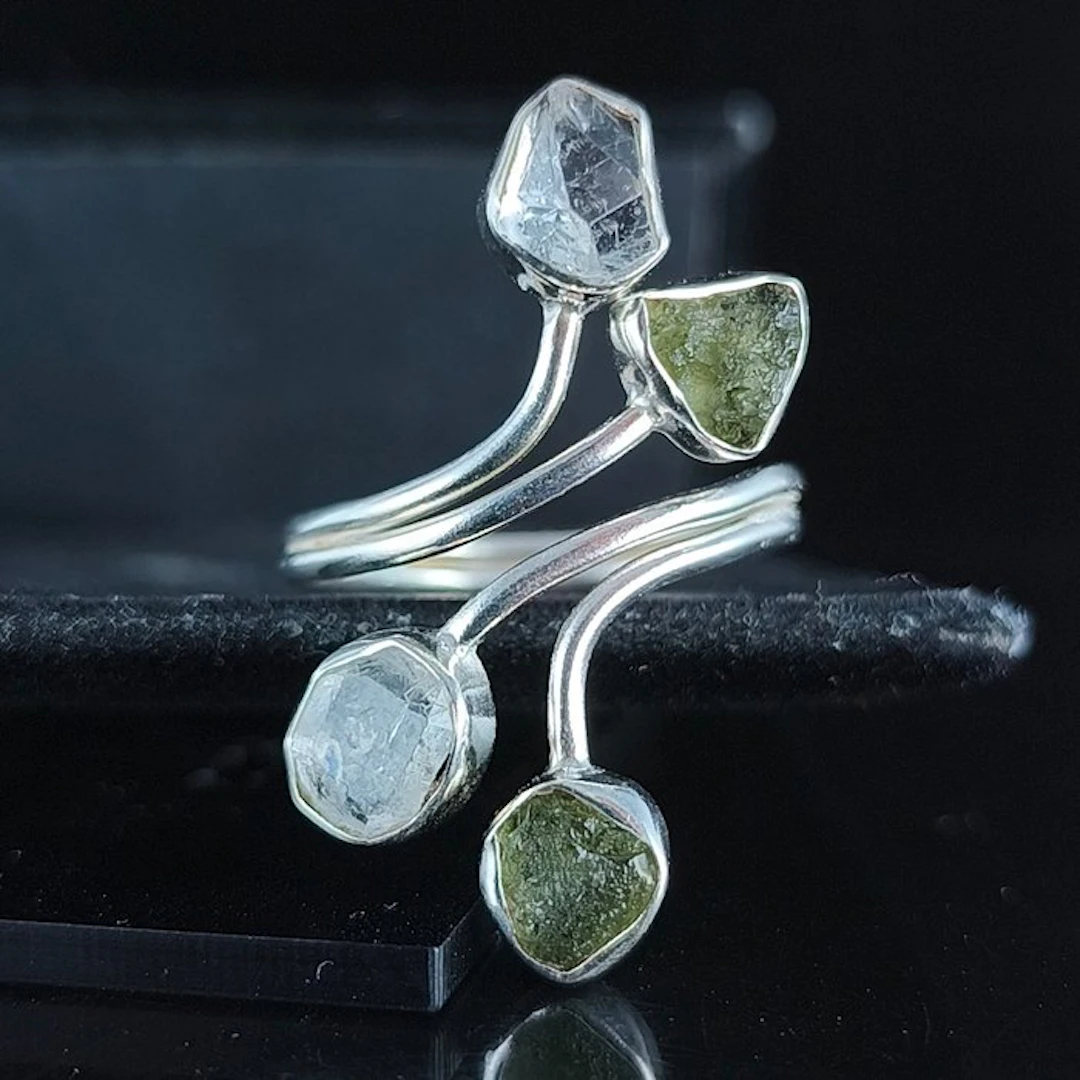 Moldavite Jewellery - Height: 34 mm - Width: 22 mm - 4.37 g - (1)
