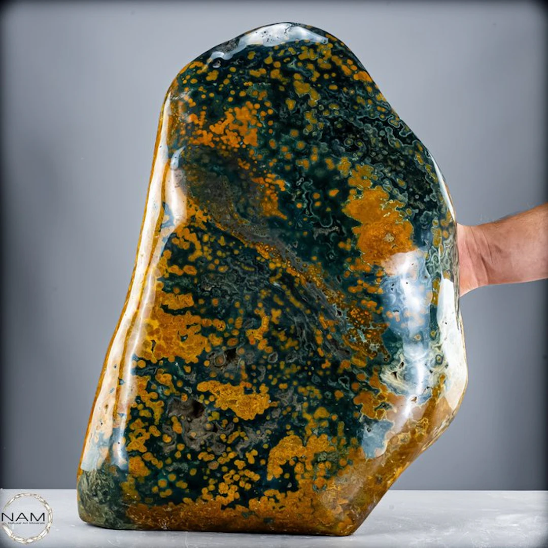 Ocean Jasper – An extraordinary play of color in deep...