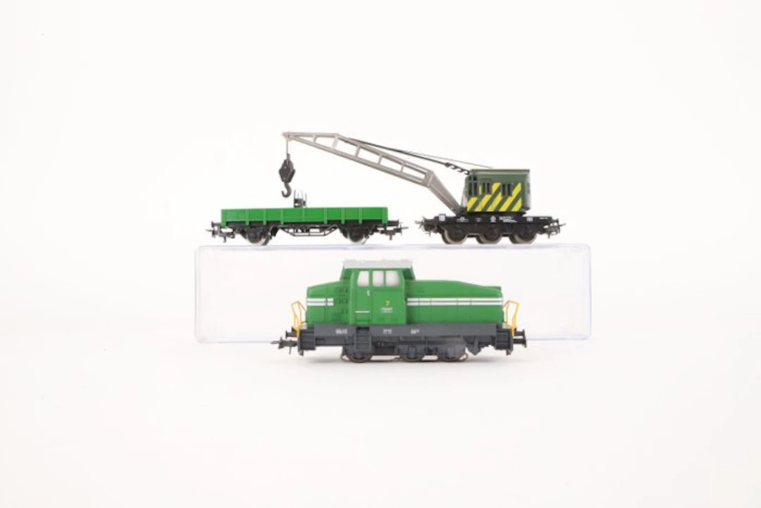 Märklin H0 - Train set (3) - Henschel DHG 500 + crane and auxiliary wagon. - DB