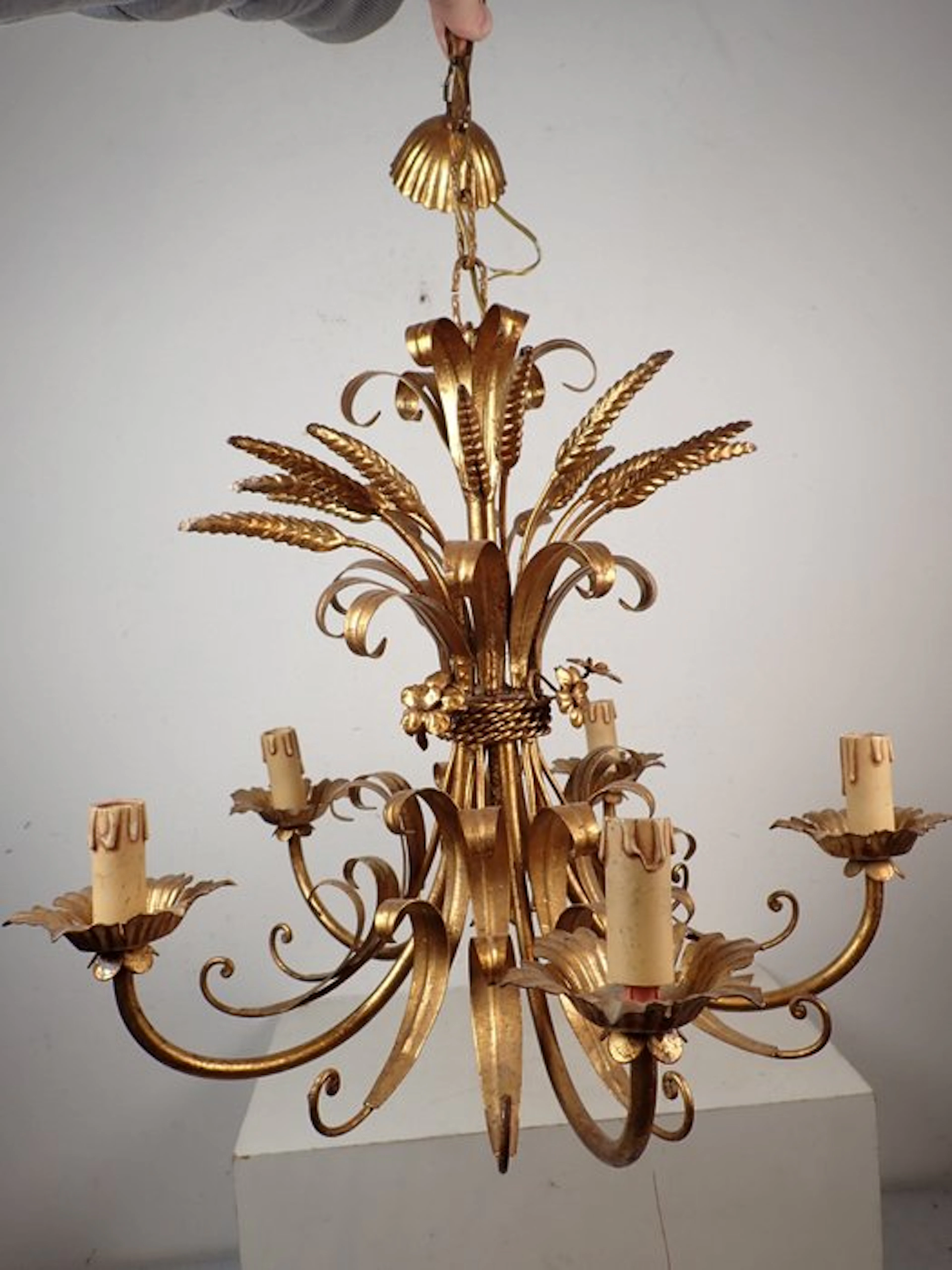 Chandelier - Metal - A cold-gilt scolling foliage and...