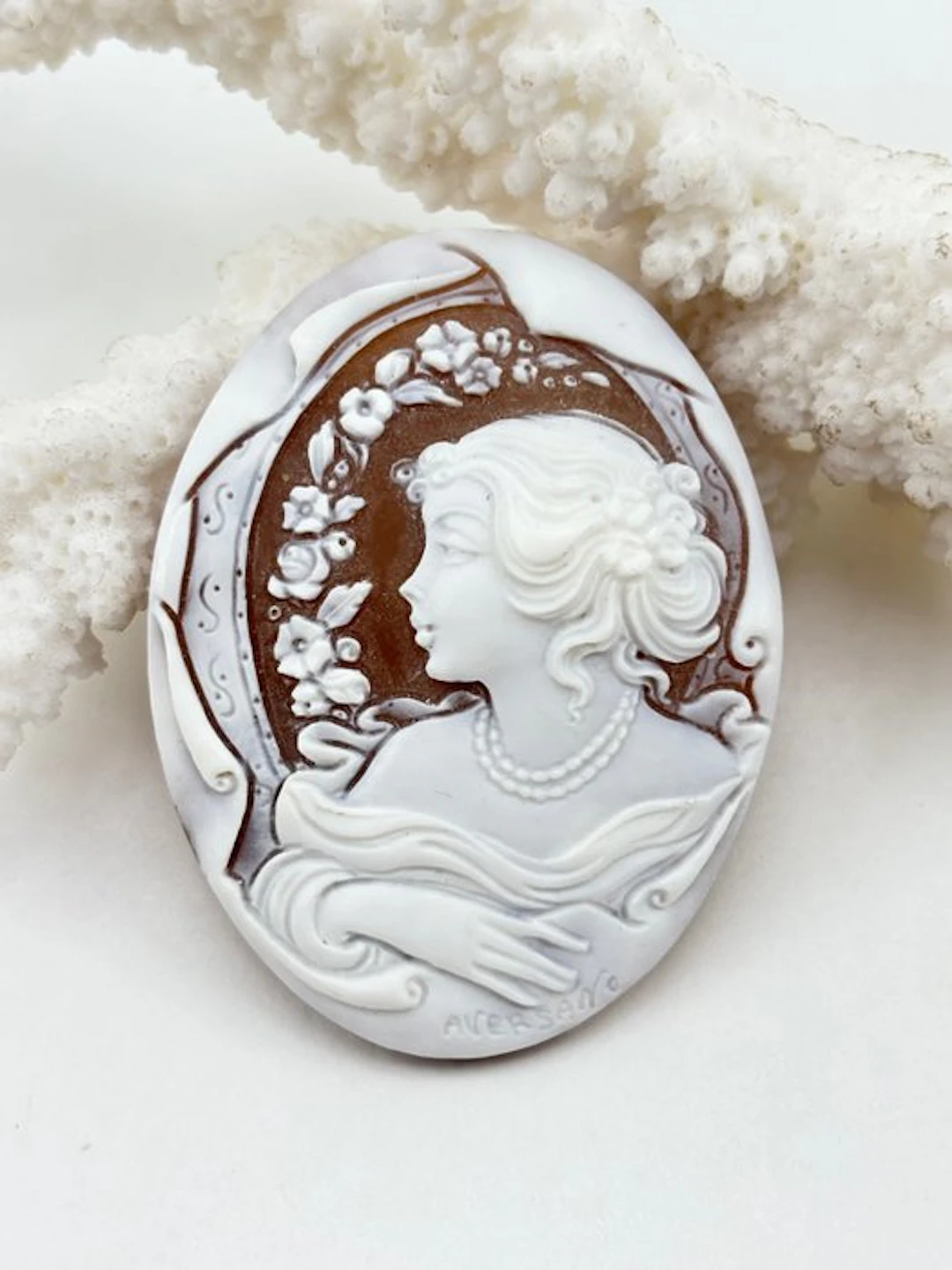 Cassis madagascariensis - Cameo - Hand-carved cameo