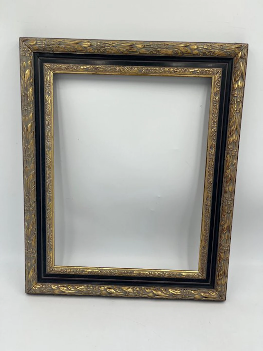 Frame - Wood - Golden classic frame