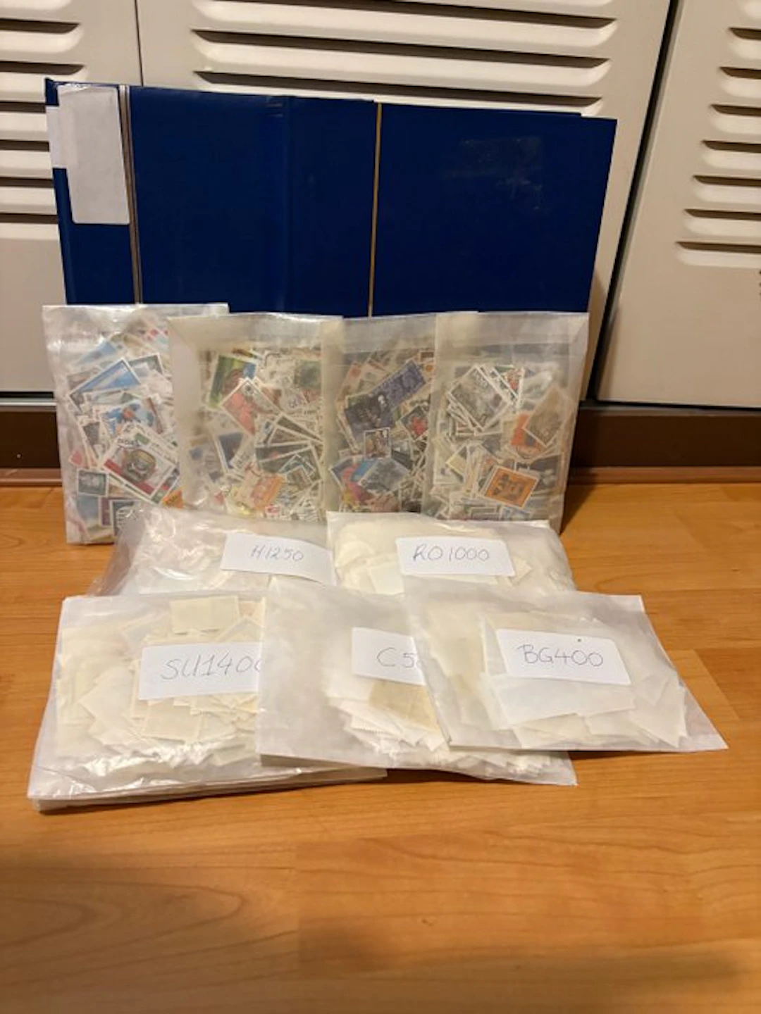 World - 7500 postage stamps worldwide