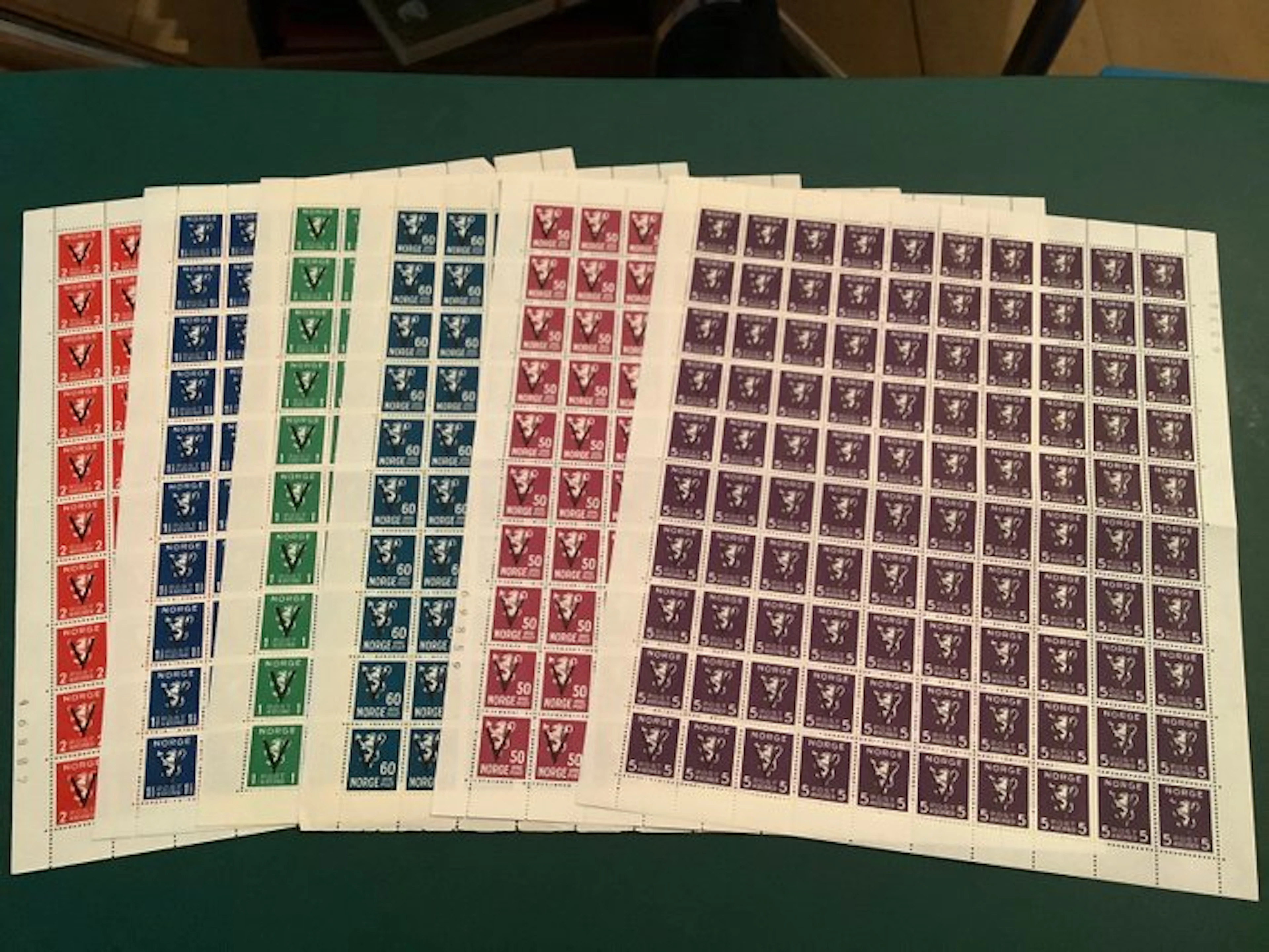 Norway 1941 - V for Victory in a complete sheet of 100...