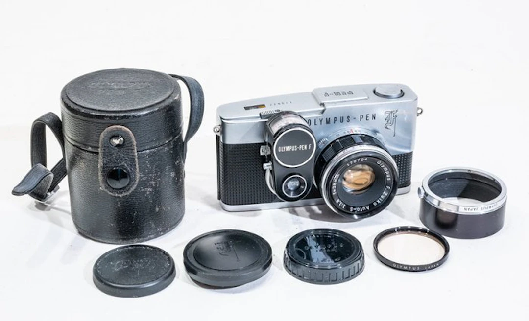 Olympus Pen F (read) met 1,8/38 mm lens en clip-on lichtmeter Analogue camera