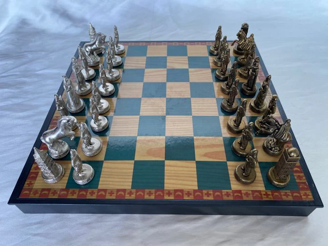 Chess set - Antique, made in bronze casting and silver-plated. 1970
